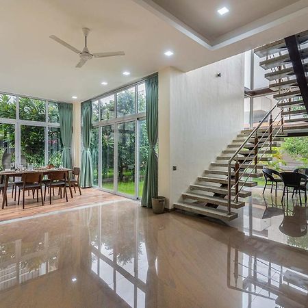 Sierra Skies By Stayvista - A Mountain-View Villa Featuring A Rooftop Swimming Pool, Jacuzzi, Turf, And A Gym For An Elevated Stay 罗纳瓦拉 外观 照片