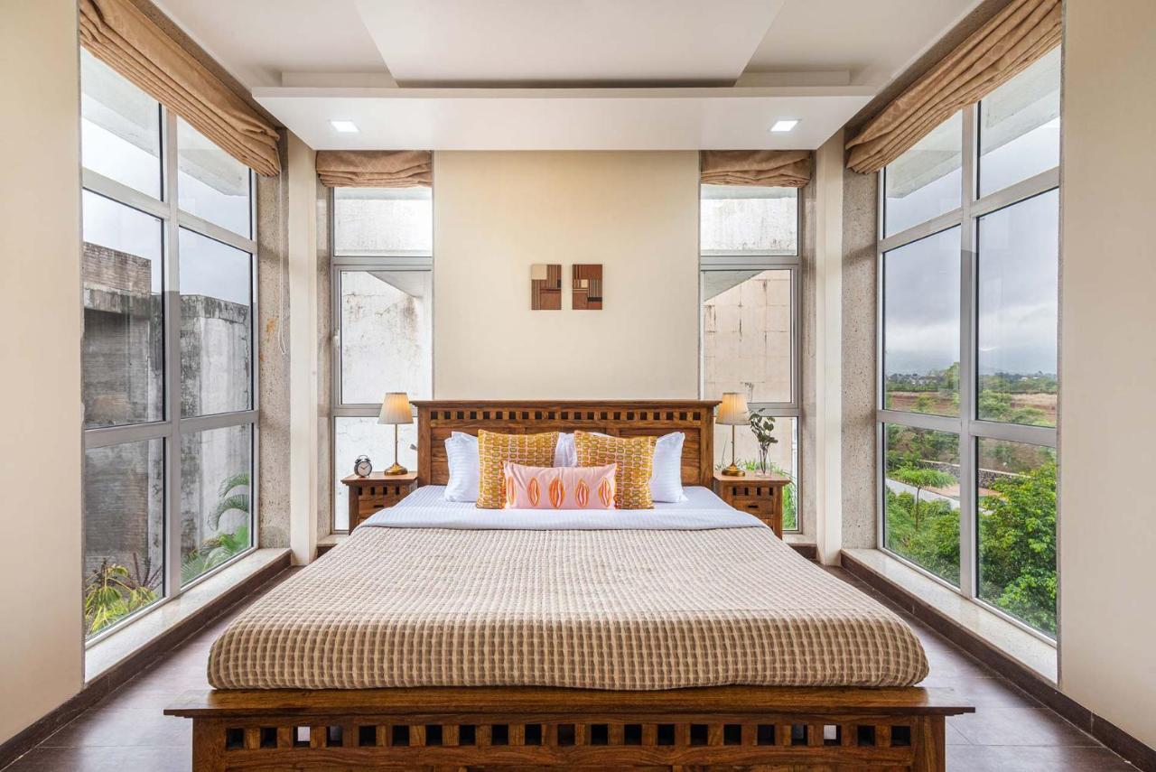 Sierra Skies By Stayvista - A Mountain-View Villa Featuring A Rooftop Swimming Pool, Jacuzzi, Turf, And A Gym For An Elevated Stay 罗纳瓦拉 外观 照片