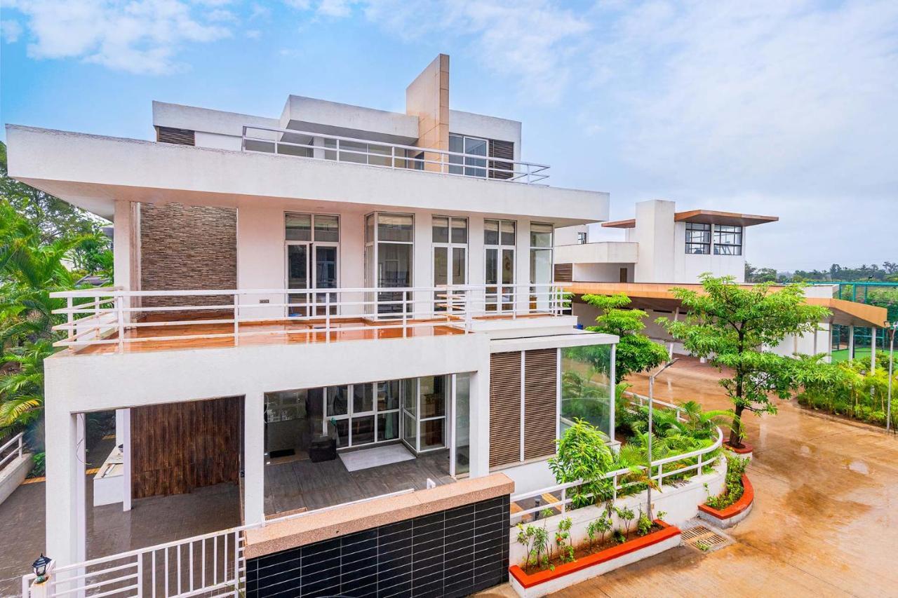Sierra Skies By Stayvista - A Mountain-View Villa Featuring A Rooftop Swimming Pool, Jacuzzi, Turf, And A Gym For An Elevated Stay 罗纳瓦拉 外观 照片