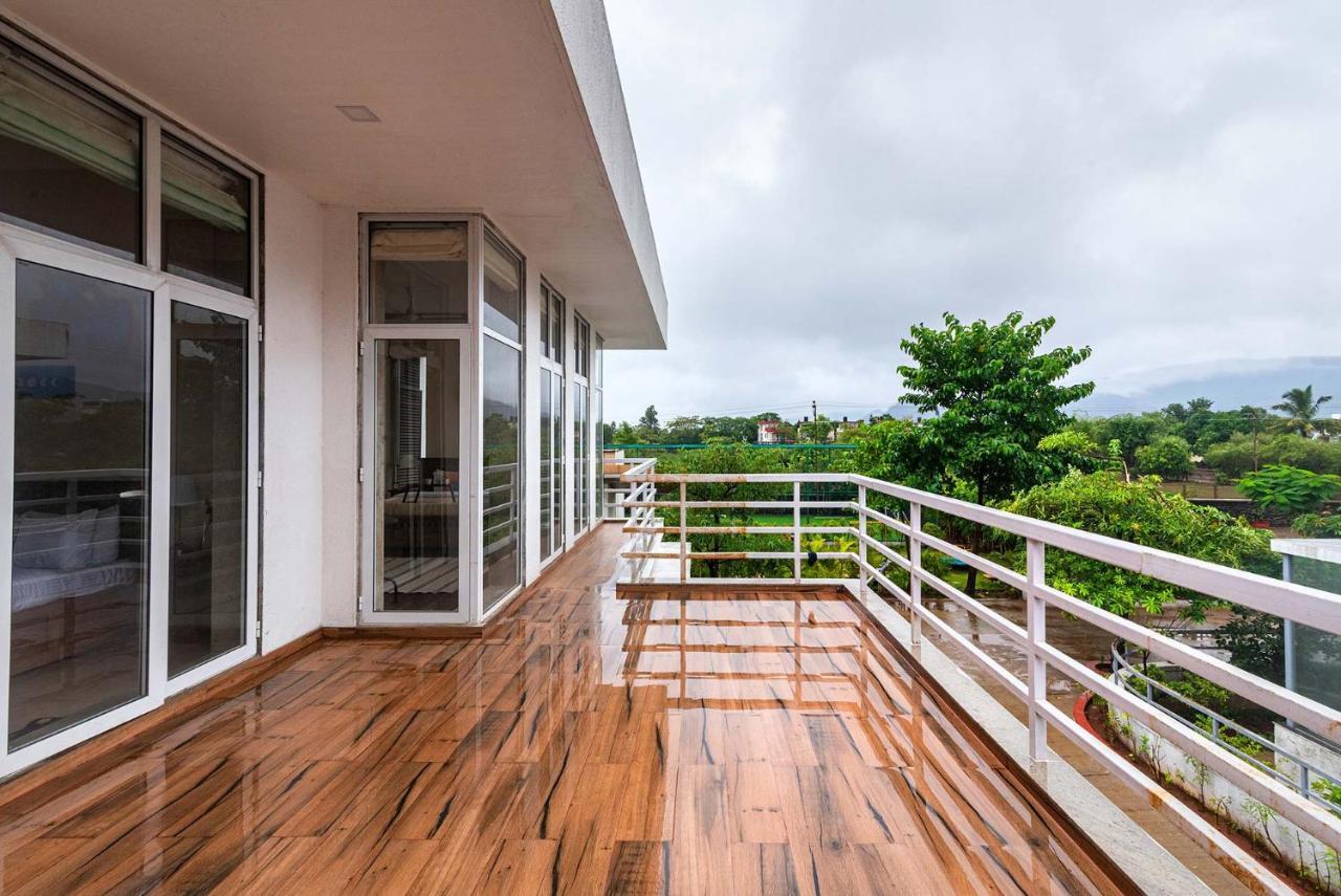 Sierra Skies By Stayvista - A Mountain-View Villa Featuring A Rooftop Swimming Pool, Jacuzzi, Turf, And A Gym For An Elevated Stay 罗纳瓦拉 外观 照片