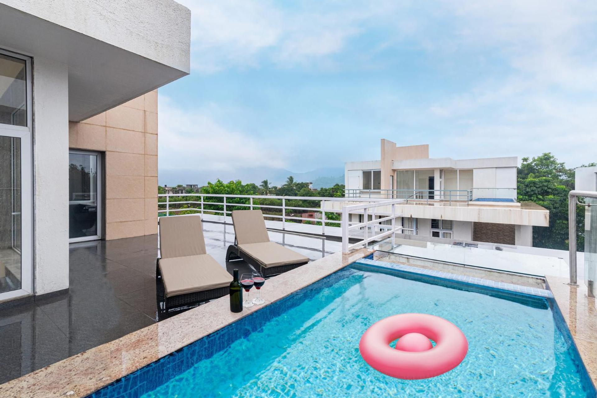 Sierra Skies By Stayvista - A Mountain-View Villa Featuring A Rooftop Swimming Pool, Jacuzzi, Turf, And A Gym For An Elevated Stay 罗纳瓦拉 外观 照片